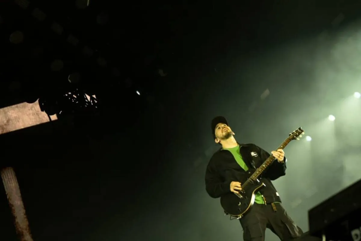 Imagem mostra trecho do show do Linkin Park em Curitiba.