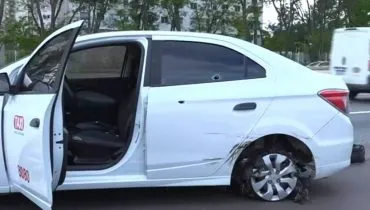 Detalhe mostra as marcas de tiro no táxi roubado no Centro de Araucária.