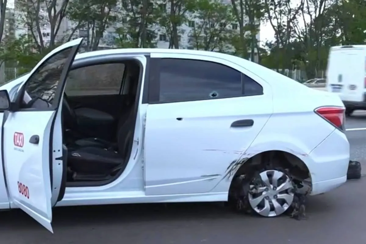 Detalhe mostra as marcas de tiro no táxi roubado no Centro de Araucária.