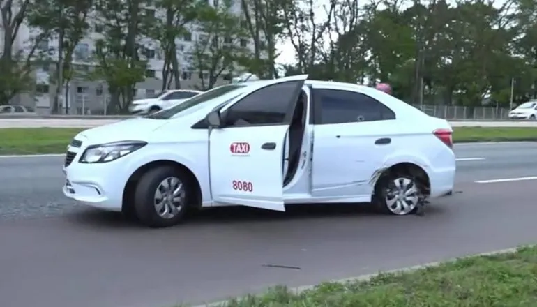 Táxi roubado em Araucária ficou na Linha Verde com marcas de tiros. 