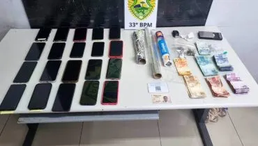 Imagem mostra celulares e notas de dinheiro apreendidas com uma quadrilha no Show do Linkin Park, em Curitiba.