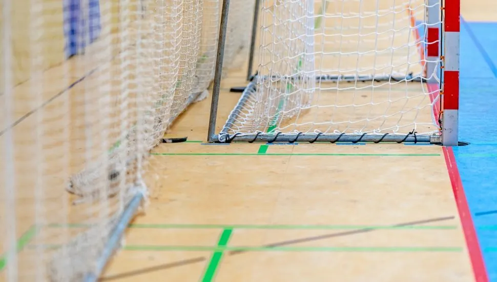 Imagem mostra trave em quadra esportiva