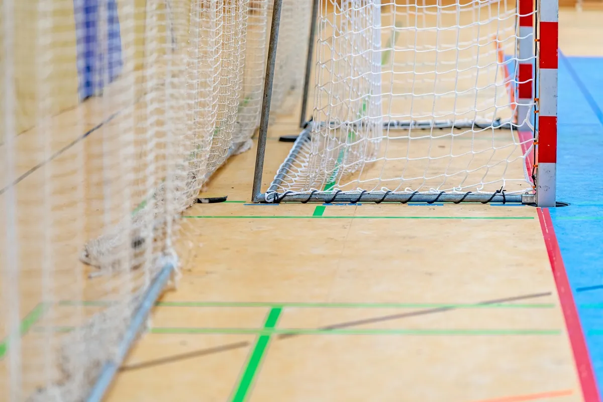 Imagem mostra trave em quadra esportiva