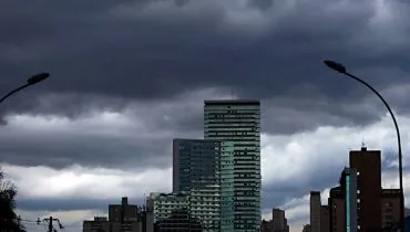 Imagem mostra o céu carregado em Curitiba.