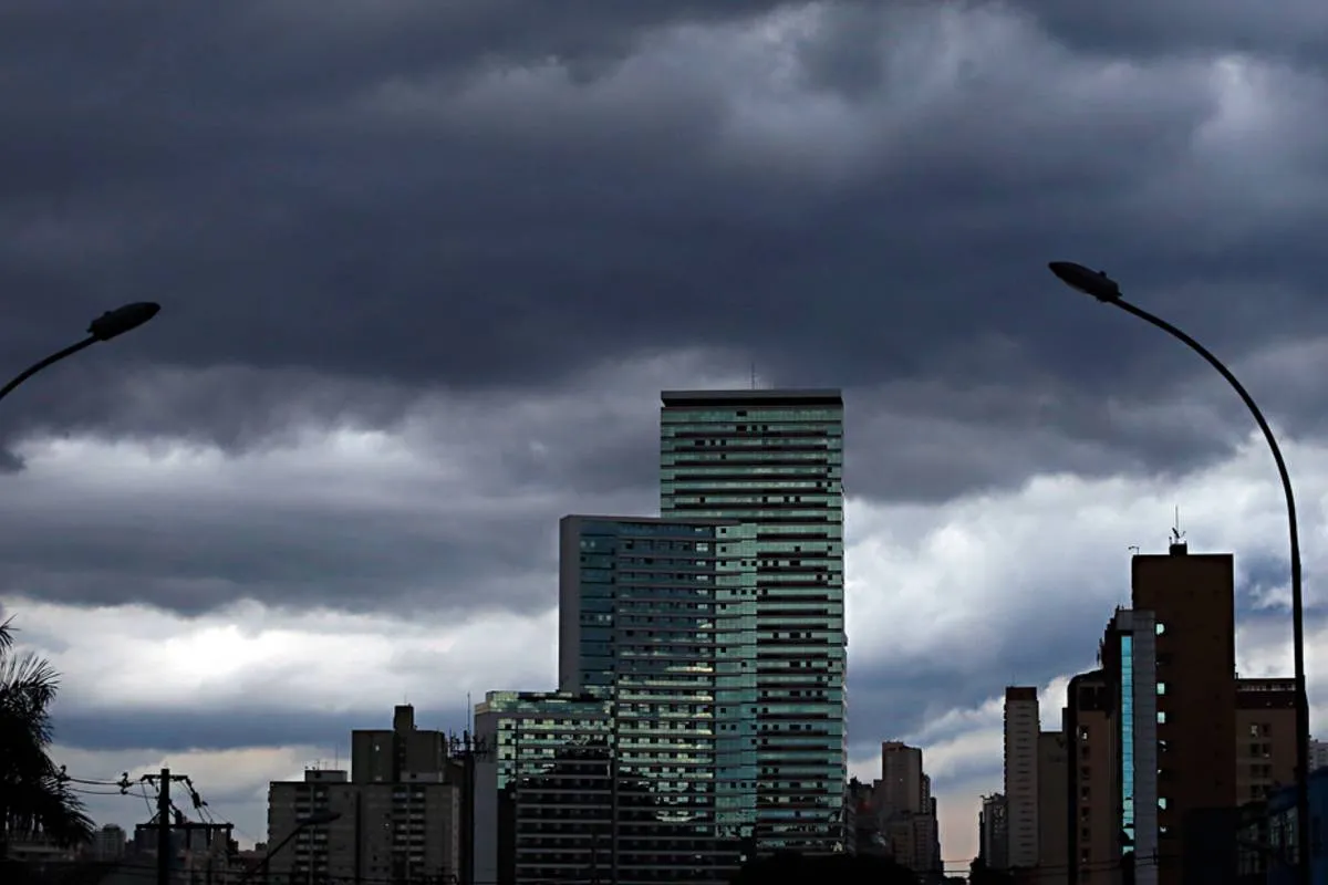 Imagem mostra o céu carregado em Curitiba.