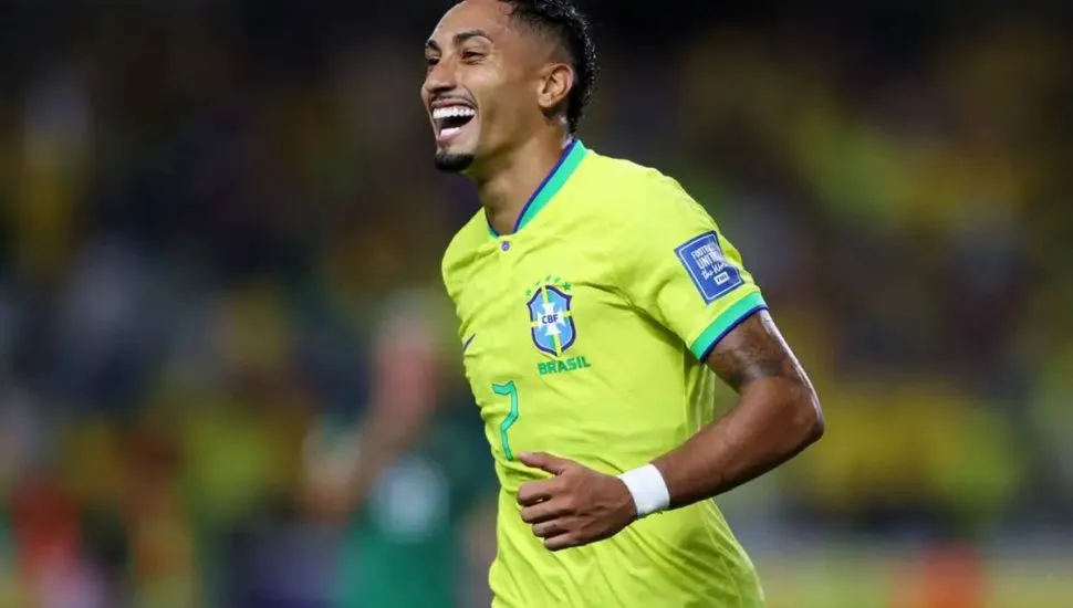 Imagem mostra o jogador Raphinha, pela seleção brasileira.