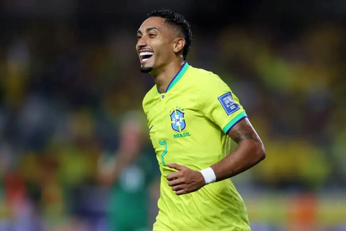 Imagem mostra o jogador Raphinha, pela seleção brasileira.
