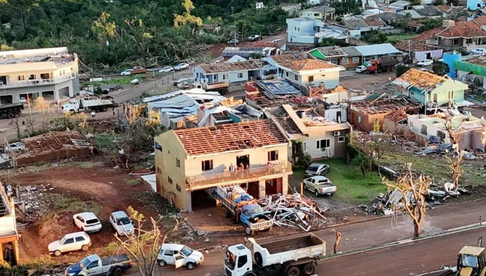 Rio Bonito do Iguaçu após passagem de tornado