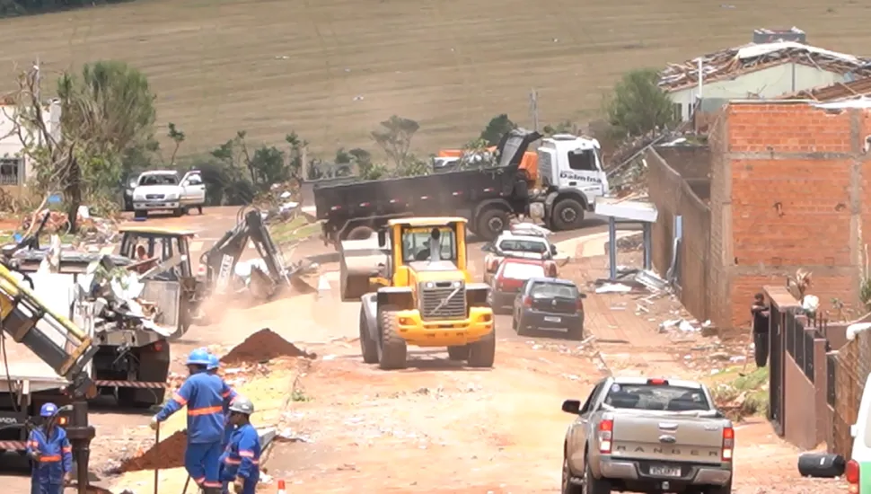 Mais de 30 máquinas atua na reconstrução de Rio Bonito do Iguaçu
