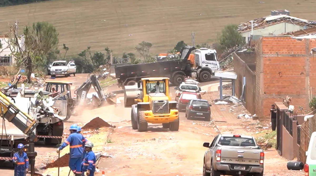 Mais de 30 máquinas atua na reconstrução de Rio Bonito do Iguaçu