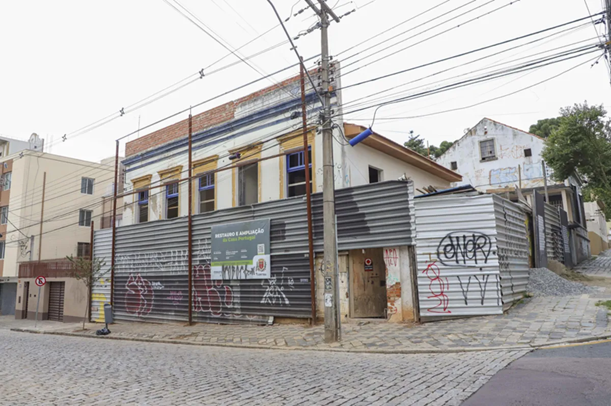 Prédio sendo revitalizado no Centro de Curitiba
