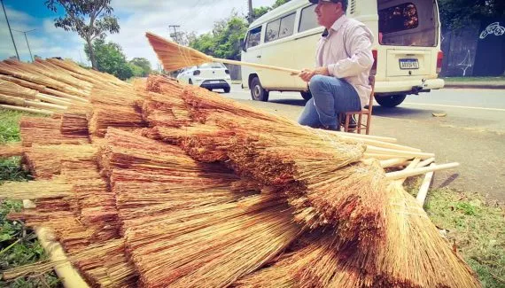 Paranaense viaja 450 km por mês para sustentar tradição das vassouras de palha em Curitiba