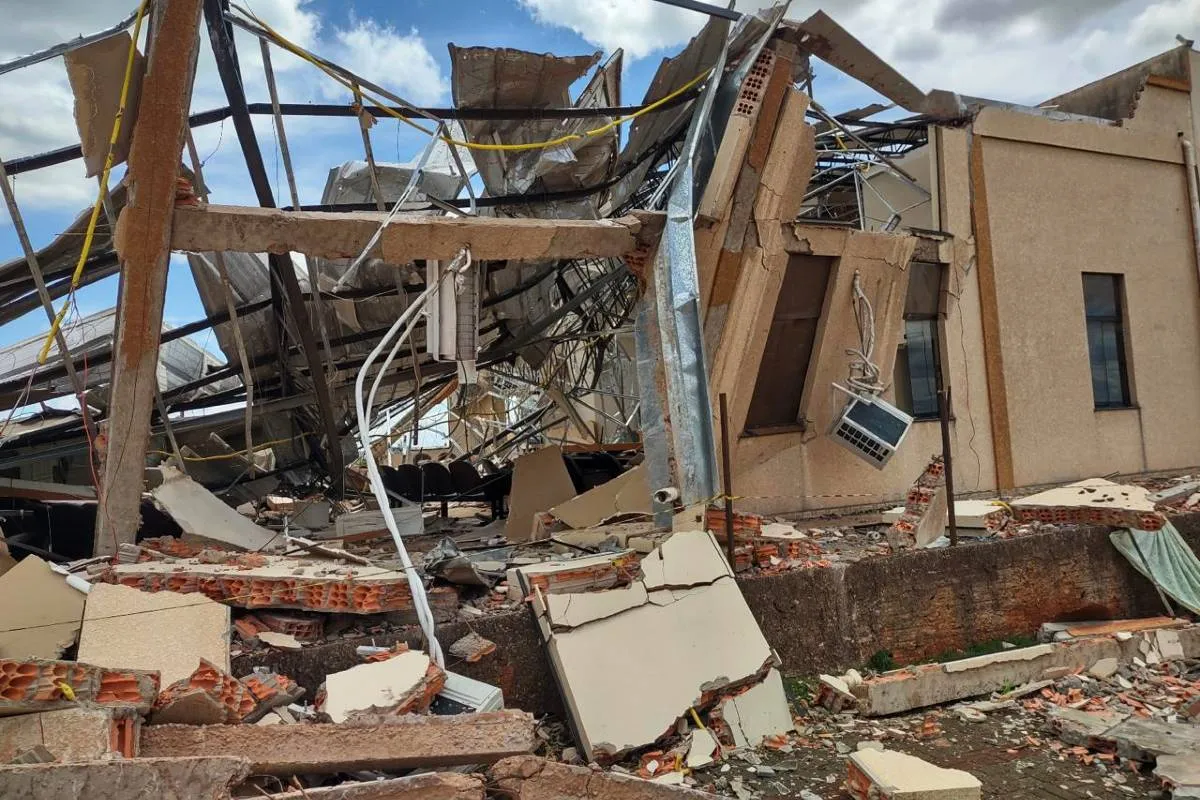 Imagem mostra o estrago causado por um tornado no Paraná.