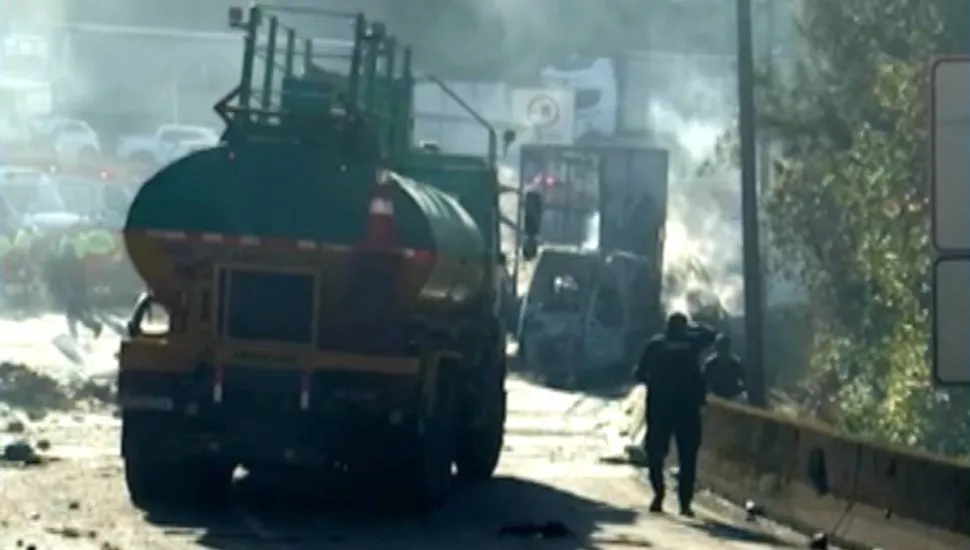 Imagem mostra um acidente na BR-376.