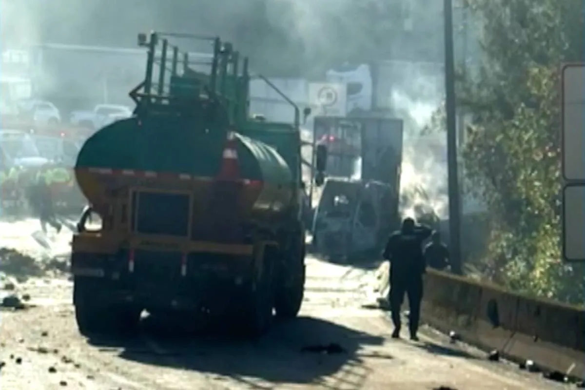 Imagem mostra um acidente na BR-376.