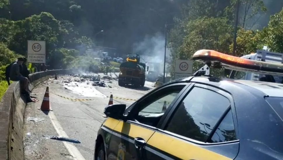 Imagem mostra o grave acidente na BR-376.