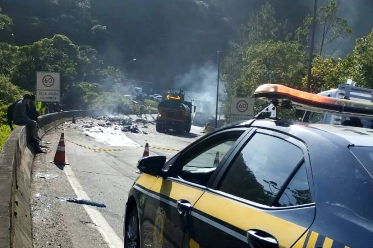 Imagem mostra o grave acidente na BR-376.