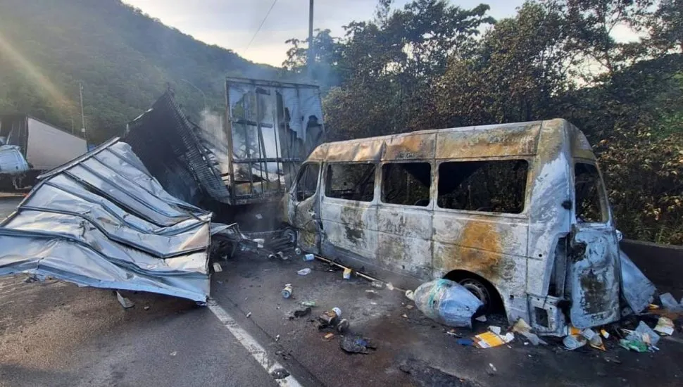 Imagem mostra uma van destruída por um incêndio em acidente.