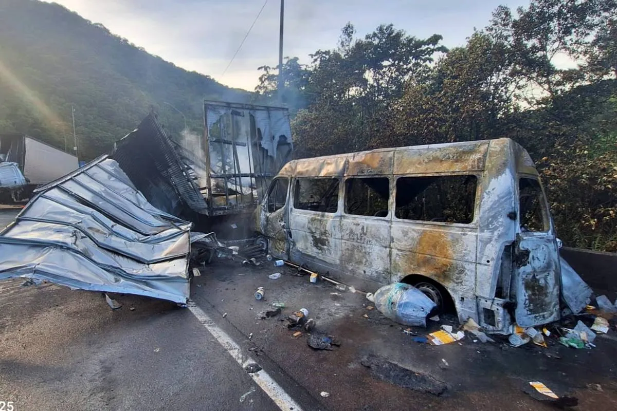 Imagem mostra uma van destruída por um incêndio em acidente.