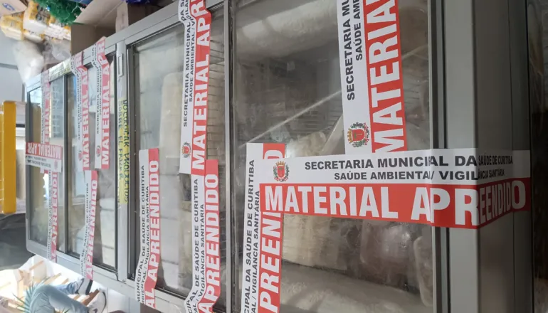 Operação apreende carnes e bebidas sem registro em mercearia em Curitiba