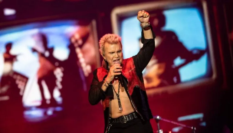 Imagem mostra o show de Billy Idol em Curitiba.