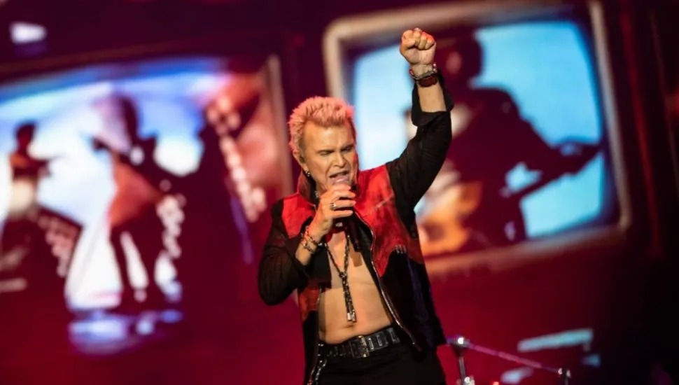 Imagem mostra o show de Billy Idol em Curitiba.