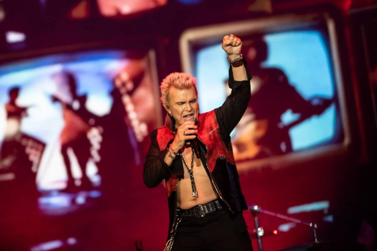 Imagem mostra o show de Billy Idol em Curitiba.