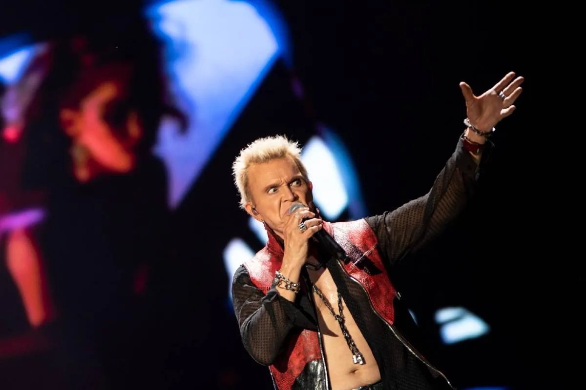 Imagem mostra o show de Billy Idol em Curitiba.