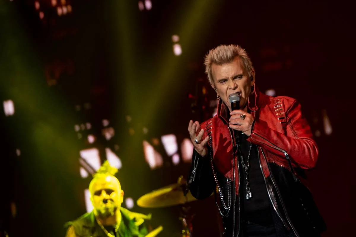 Imagem mostra o show de Billy Idol em Curitiba.
