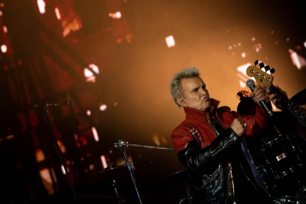 Imagem mostra o show de Billy Idol em Curitiba.