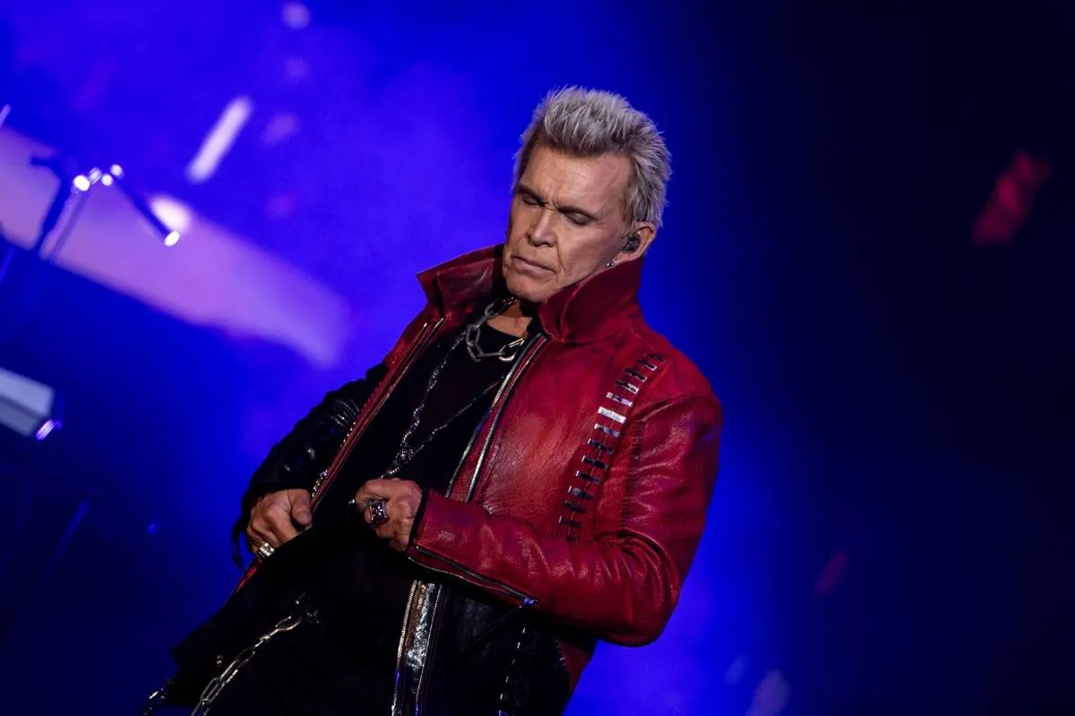 Imagem mostra o show de Billy Idol em Curitiba.