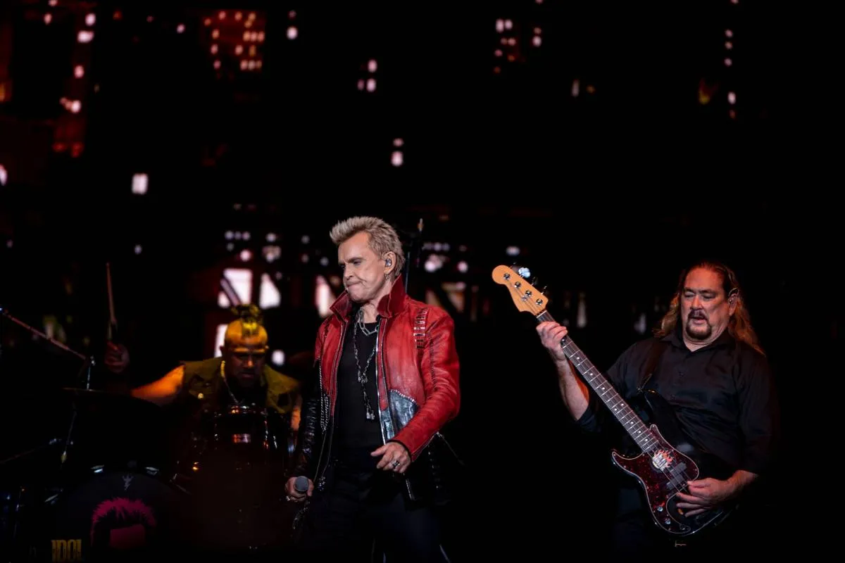 Imagem mostra o show de Billy Idol em Curitiba.