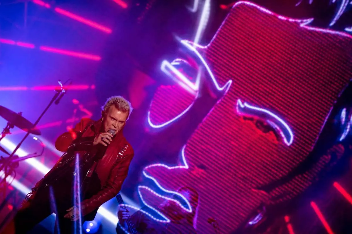 Imagem mostra o show de Billy Idol em Curitiba.