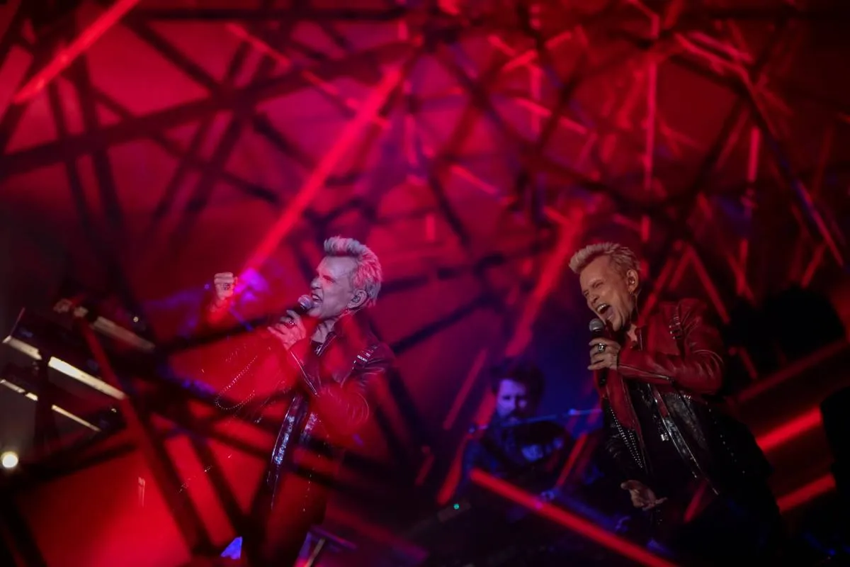 Imagem mostra o show de Billy Idol em Curitiba.