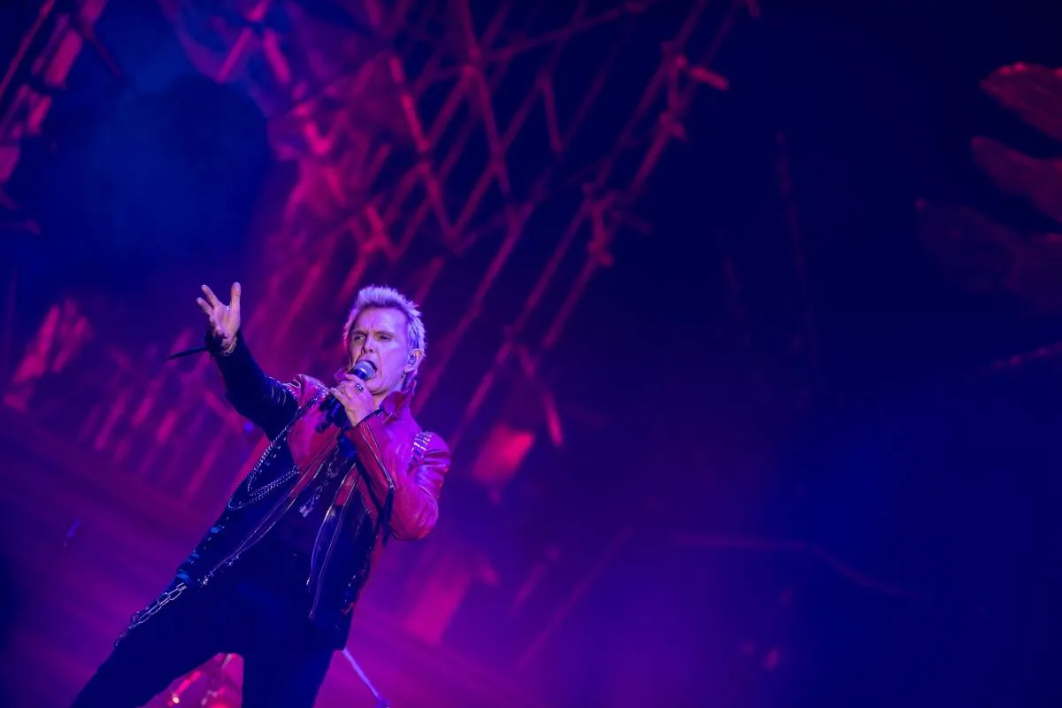 Imagem mostra o show de Billy Idol em Curitiba.