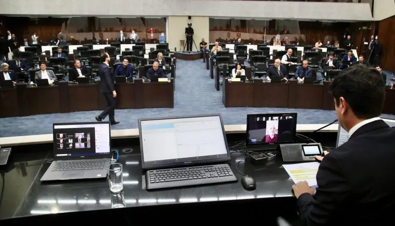 Todos os 54 deputados participaram das sessões extraordinárias da Assembleia Legislativa do Paraná, para aprovar medidas urgentes de resposta à tragédia em Rio Bonito do Iguaçu.