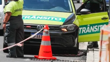 Imagem mostra uma viatura verde da Setran em Curitiba