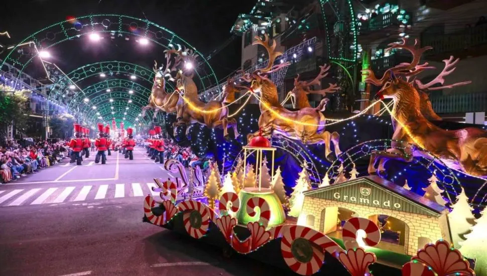 Imagem mostra um desfile de Natal.