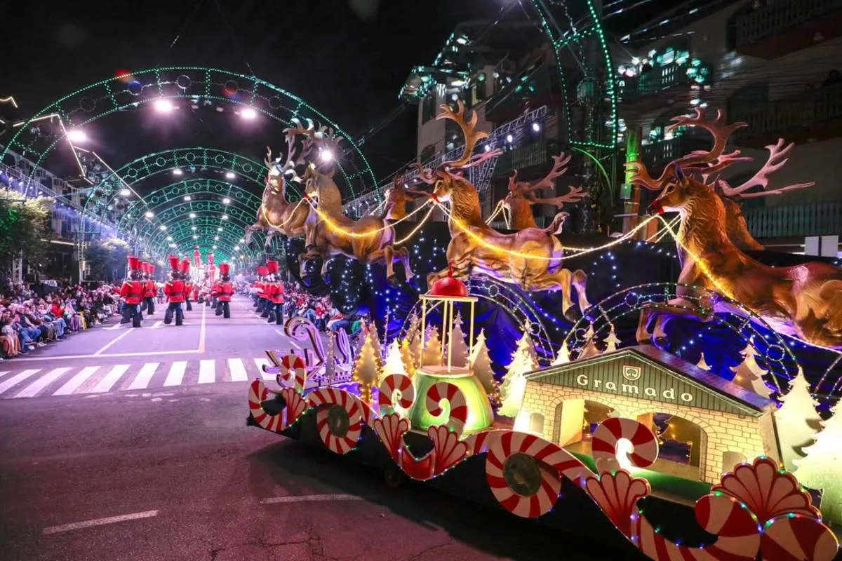 Imagem mostra um desfile de Natal.