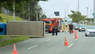 Imagem mostra um caminhão tombado na Linha Verde.