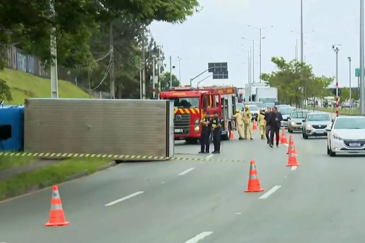 Imagem mostra um caminhão tombado na Linha Verde.
