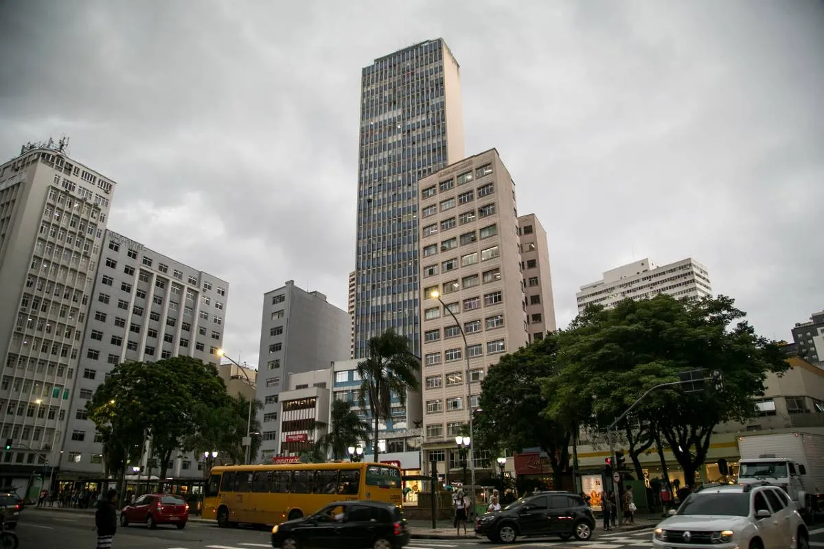 Imagem mostra um temporal se formando em Curitiba.