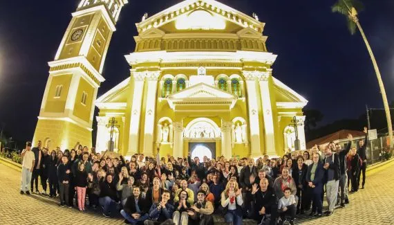 Igreja histórica do Umbará ganha nova iluminação pro Natal