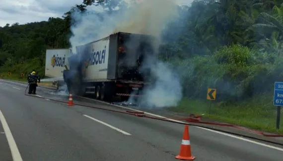 BR-376: Caminhão com papel higiênico pega fogo e interdita rodovia