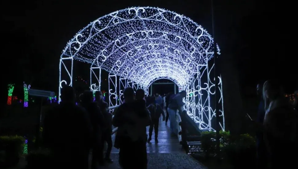Imagem mostra uma decoração de natal na cidade de Pinhais, na RMC.