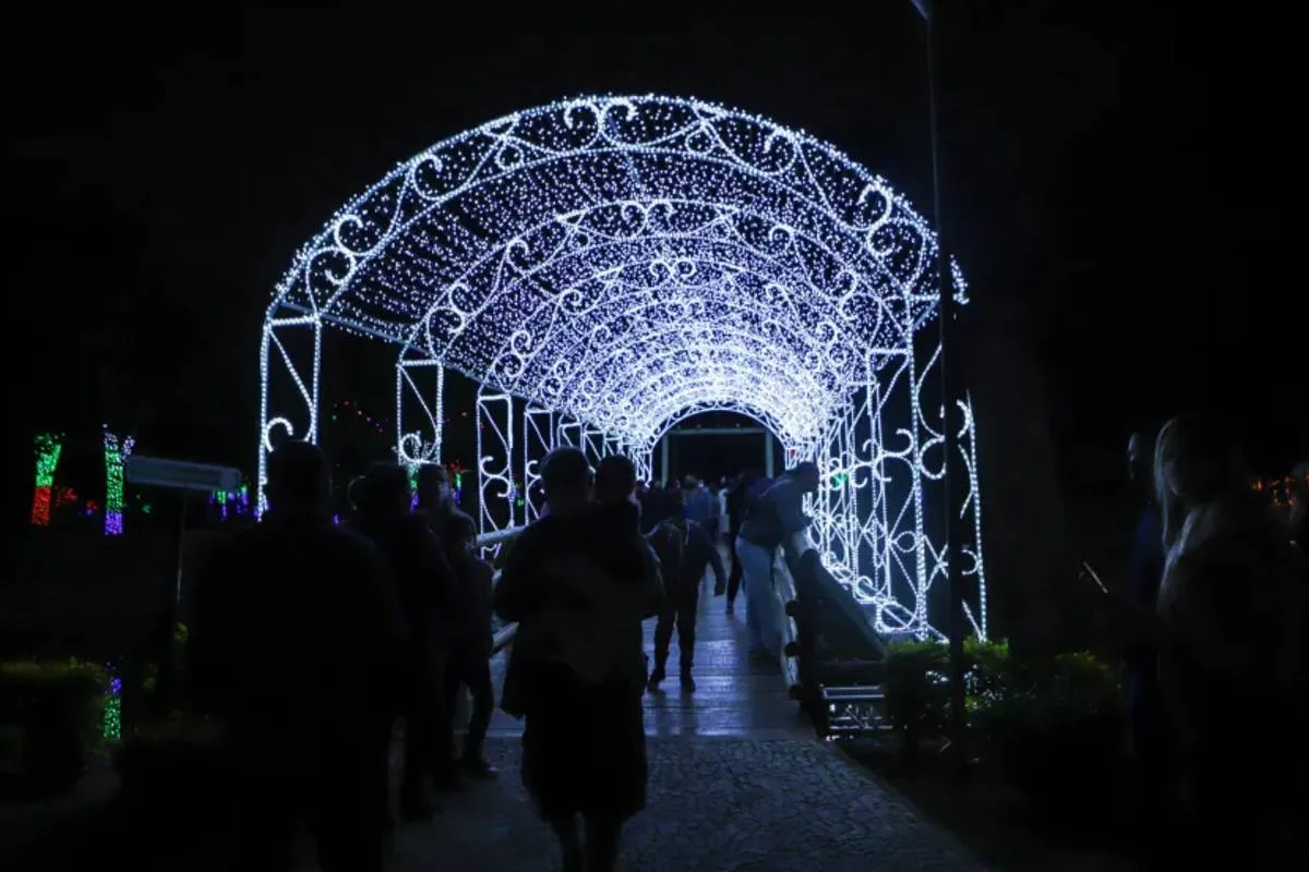 Imagem mostra uma decoração de natal na cidade de Pinhais, na RMC.