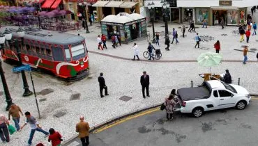 Imagem mostra a Rua das Flores, em Curitiba, com o tradicional Bondinho do lado esquerdo.