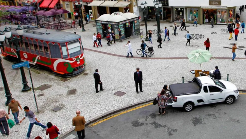Imagem mostra a Rua das Flores, em Curitiba, com o tradicional Bondinho do lado esquerdo.