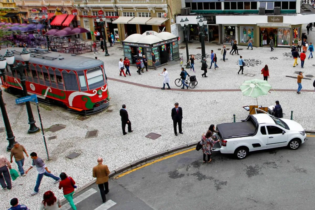 Imagem mostra a Rua das Flores, em Curitiba, com o tradicional Bondinho do lado esquerdo.