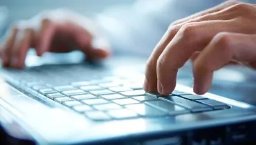 Imagem mostra uma pessoa digitando em um teclado.